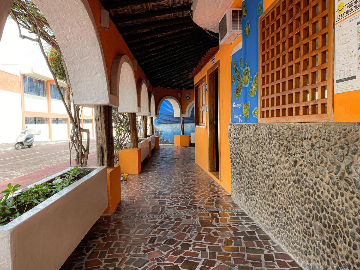 Hotel Crossman Puerto Ayora  Exterior foto